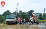 CSGT Hà Nội ứng trực hỗ trợ người dân di chuyển qua vùng ngập úng